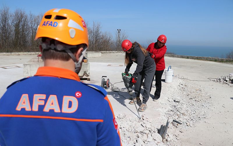 Depremde Hayat Kurtarmak İsteyen Öğretmenler AFAD'dan Eğitim Alıyor