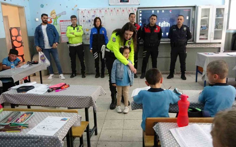 Tatvan’da Polis Ekipleri 1 Yılda 4 Bin 250 Öğrenciye Polislik Mesleğini Tanıttı