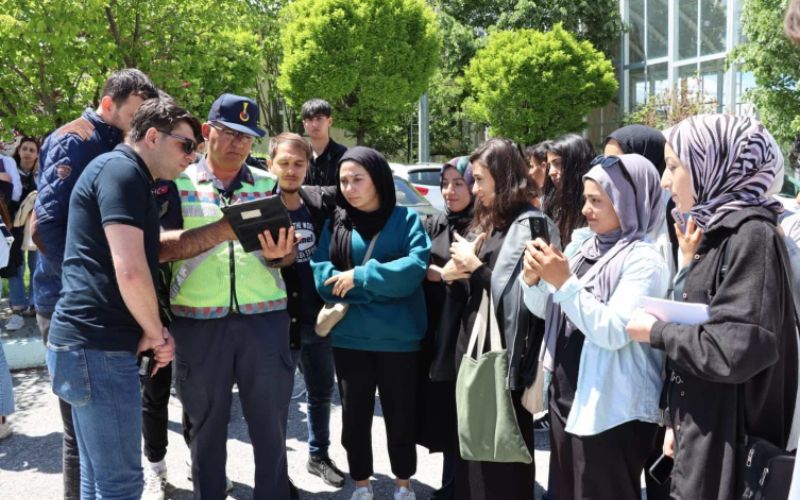 Muş'ta Jandarma ve Polis Ekiplerinden Öğrencilere Trafik Eğitimi