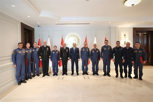 İçişleri Bakanımız Sayın Ali Yerlikaya, Sahil Güvenlik Komutanı Tümamiral Ahmet Kendir ve Antalya’da yaşanan teleferik kazasında görev yapan personeli makamında kabul etti.
