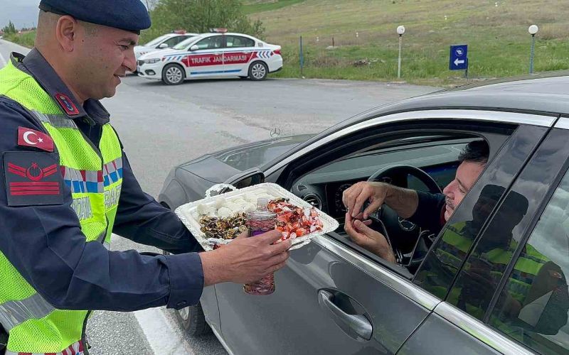 Jandarma Sürücüleri Lokum ve Çikolata İle Durdurdu