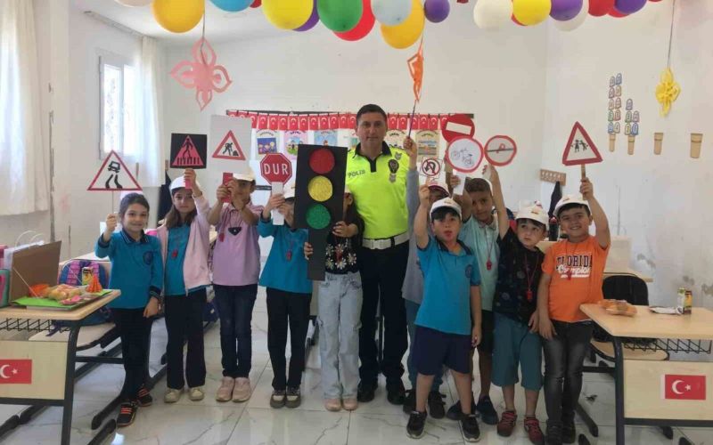 Hatay’da Polis Ekipleri Tarafından İlkokul Öğrencilerine Trafik Eğitimi Verildi
