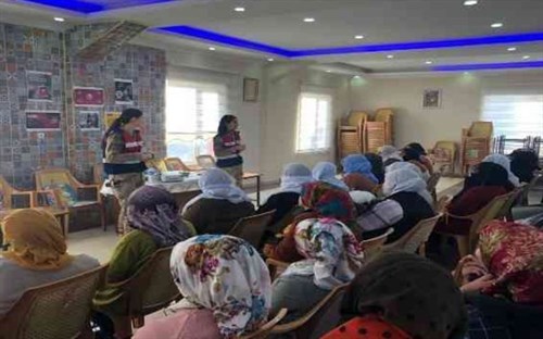 Kadın Askerler Köy Kadınlarına KADES'i Tanıttı