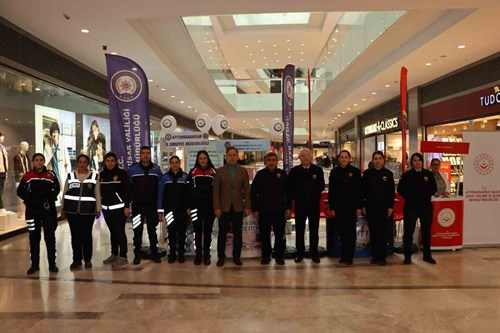 Polis Kadına Şiddete Karşı Stant Açıp, Bilgilendirme Yaptı