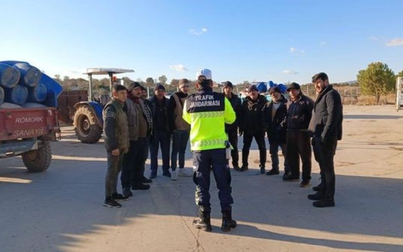 Karacasu’da Traktör Sürücülerine Reflektör Eğitimi Verildi