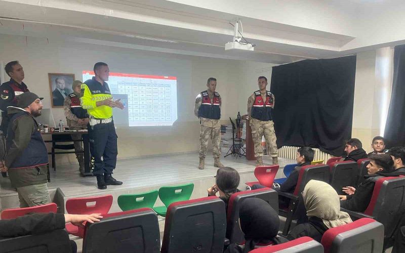 Tercan’da Jandarma Ekipleri Öğrencileri Bilgilendirdi