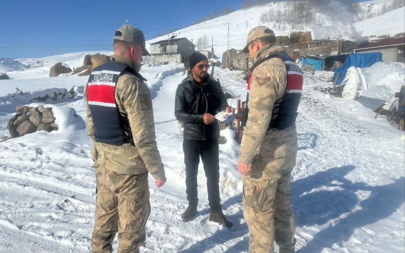 Ardahan İl Jandarma Komutanlığı "Kapı Kapı Jandarma Projesi" Kapsamında Vatandaşları Dolandırıcılığa Karşı Bilgilendirdi