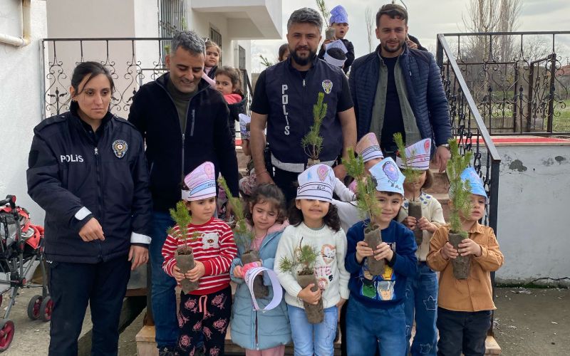 Sivas Emniyet Müdürlüğü, Divriği’de Öğrencilere Meslek Tanıtımı Etkinliği Düzenledi