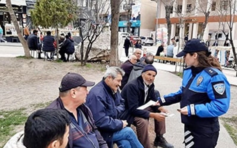 Bilecik Emniyet Ekiplerince ‘Bizim Önceliğimiz, Sizin Huzurunuz' Sloganıyla Toplum Bilincini Arttırmaya Yönelik Vatandaşlara Güvenlik Bilgilendirmesi