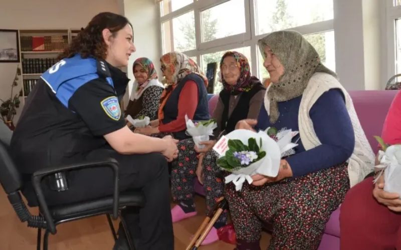 Amasya’da Polis Ekipleri, Anneler Gününü Huzur Evinde Geçiren Anneleri, Düzenledikleri Sürpriz Ziyaretle Mutlu Etti