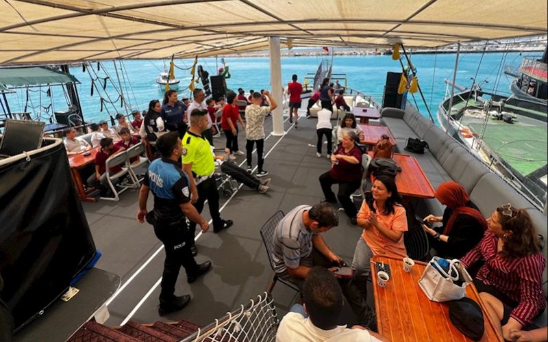 Mersin'in Silifke İlçesinde Polis Ekiplerince Yaşlı ve Engelli Bireyler İle Öğrenciler İçin Tekne Turu Düzenlendi