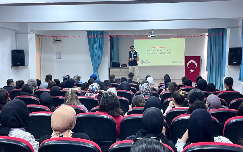 Tatvan’da Vatandaşlara Bilinçli İnternet ve KADES Uygulaması Anlatıldı
