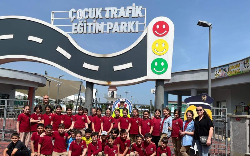 Trabzon’da Öğrencilere Teorik ve Uygulamalı Trafik Eğitim Verildi 