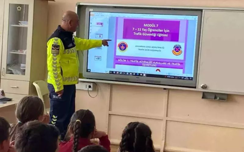 Kırklareli Jandarma'dan Öğrencilere Trafik Eğitimi Verildi