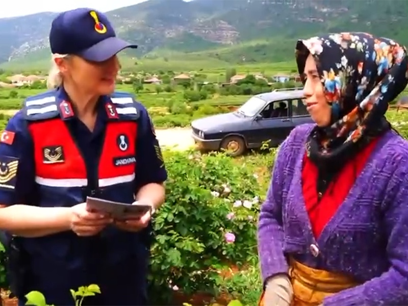 Isparta Jandarmasından Mevsimlik Tarım İşçisi Kadınlara KADES Bilgilendirmesi Yapıldı