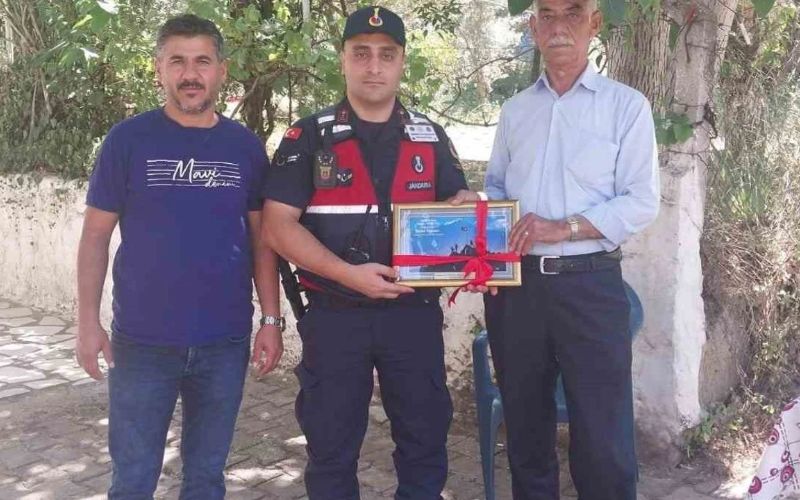 Aydın’da Jandarma Ekipleri Tarafından Şehitlerimizin Anısına Yapılan Tablolar Ailelerine Teslim Edildi