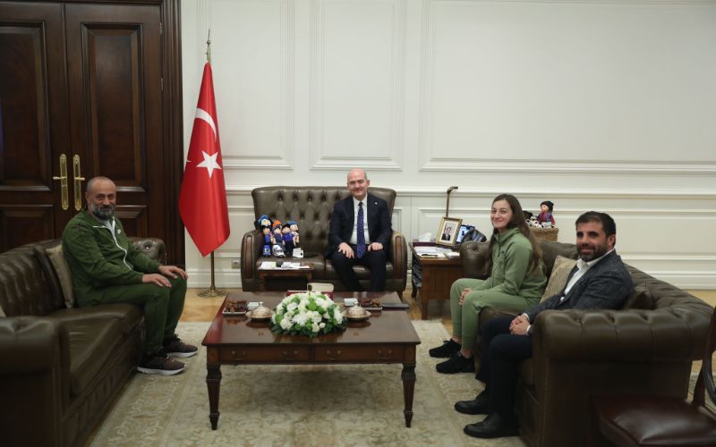 Bakanımız Sn. Soylu, Dünya Boks Şampiyonu Buse Naz Çakıroğlu ve Kıymetli Antrenörü Nazım Yiğit Beyefendi'yi misafir etti.