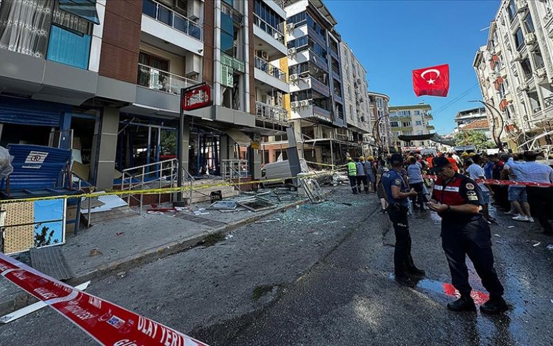 Bakanımız Sayın Ali Yerlikaya, İzmir Torbalı'daki Fevzi Çakmak Mahallesi'nde bulunan bir kıraathanede bugün meydana gelen patlama hakkında açıklamalarda bulundu.