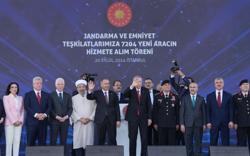 Cumhurbaşkanımızın Teşrifleri ve İçişleri Bakanımızın Katılımıyla Jandarma ve Emniyet Teşkilatı Yeni Araç Hizmete Alım Töreni Düzenlendi