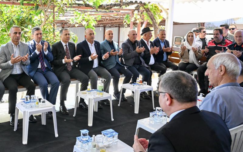 Bakanımız Sayın Ali Yerlikaya Antalya Milletvekili Sayın Mevlüt Çavuşoğlu’na Taziye Ziyaretinde Bulundu