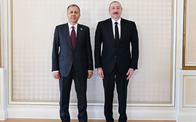 İçişleri Bakanımız Sayın Ali Yerlikaya, Türk Devletler Teşkilatı İçişleri Bakanları 2. Toplantısı'na katılmak için geldiği Azerbaycan'da Cumhurbaşkanı Sayın İlham Aliyev ile bir araya geldi.