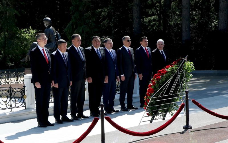 İçişleri Bakanımız Sayın Ali Yerlikaya, Türk Devletler Teşkilatı İçişleri Bakanları 2. Toplantısı'na katılmak üzere bulunduğu Azerbaycan'da, Azerbaycan Milli Lideri Merhum Haydar Aliyev’in kabrini ziyaret etti.