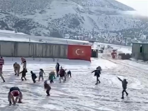 Bitlis'te Jandarma Personeli Çocuklarla Kar Topu Oynadı