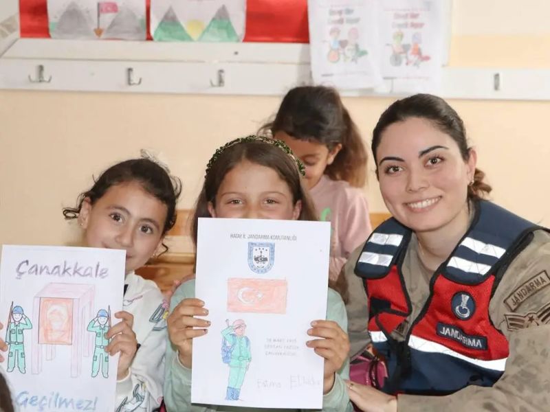 Hataylı Kız Öğrencilerin Jandarma Karikatürü Türkiye’ye Örnek Gösterildi