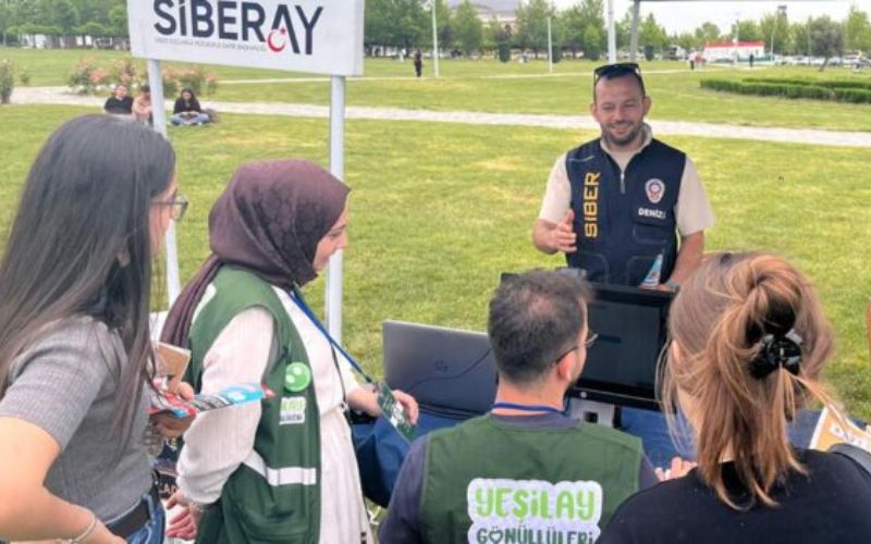 Denizli Emniyet Ekipleri SİBERAY Farkındalık Programı Çerçevesinde Güvenli İnternet Kullanımı, Siber Güvenlik Konularında Bilgilendirmelerde Bulundu
