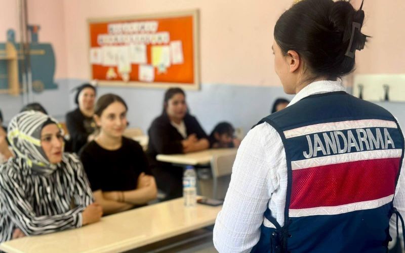Şırnak İl Jandarma Komutanlığı’ndan Vatandaşlara Aile İçi Şiddetle Mücadele Eğitimi Verildi