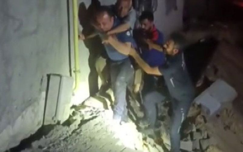 Mahsur Kalan Yaşlı Adamı Polisler Sırtında Taşıdı