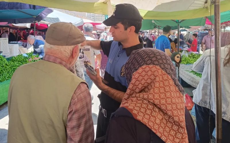 Niğde Emniyet Ekipleri, Vatandaşları Bilinçlendirmek Amacıyla Halkın Yoğun Bulunduğu Cadde ve Semt Pazarlarında Bilgilendirme Çalışması Gerçekleştirdi