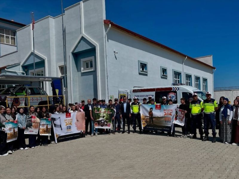 Jandarma Trafik Timleri, “Bir Kural, Bir Ömür” Projesi ile Öğrencilere Emniyet Kemeri Eğitimi Verdi