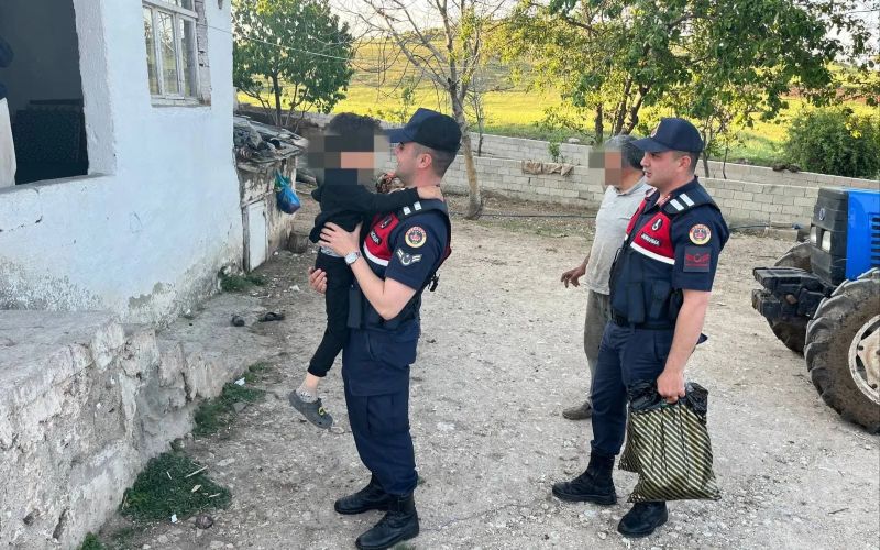 Yozgat İl Jandarma Ekipleri İhtiyaç Sahibi Çocukları Sevindirdi